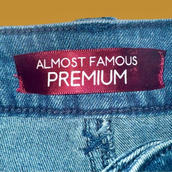 Almost Famous Premium Jeans Skinny Distressed Streetwear Baddie Junior’s Size 7 - Picture 7 of 16